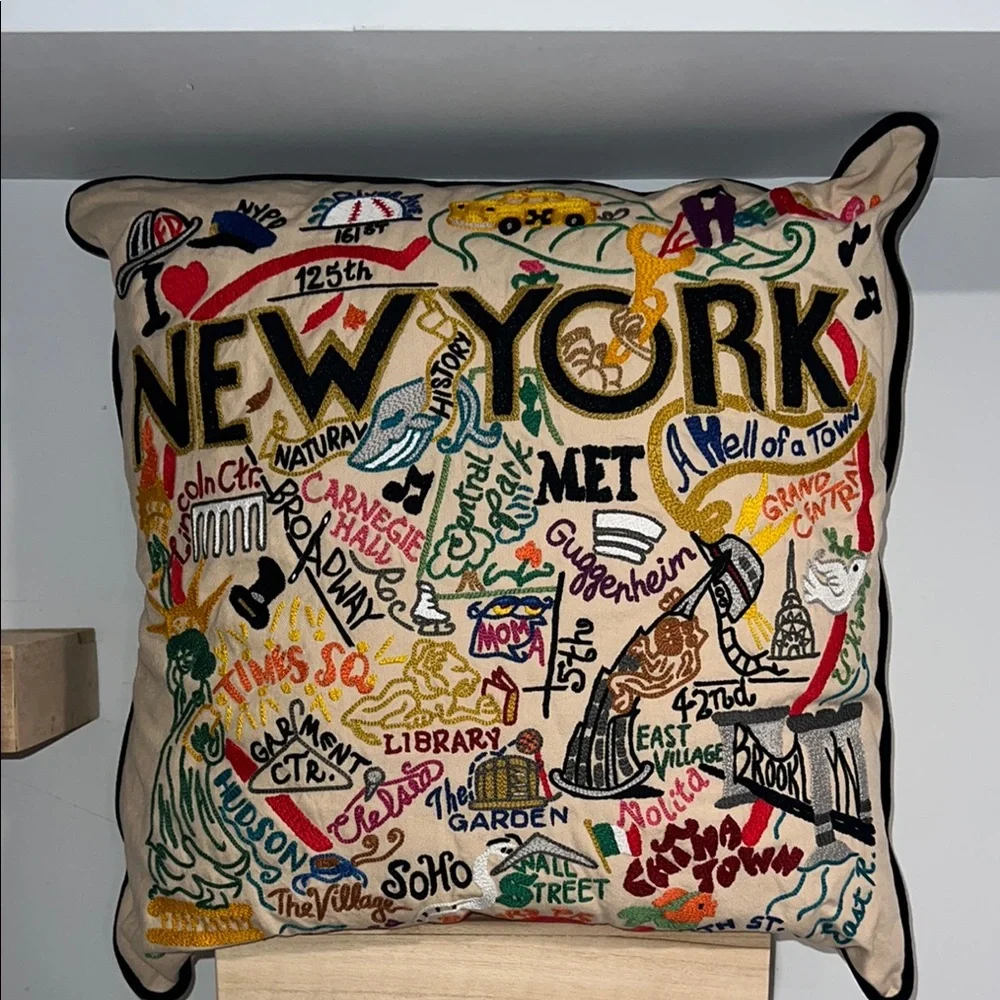NWT New‎ York Embroidered Throw Pillow 100% organic cotton